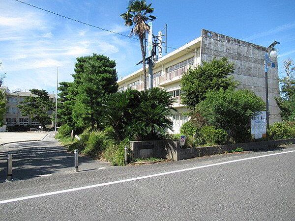 長島中部小学校　近鉄名古屋線「近鉄長島駅」から徒歩約8分程に位置する小学校です。校庭にはシンボルとなるクロマツの大樹があります。 1150m