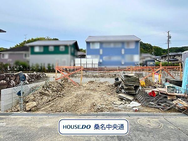 スーパーやドラッグストアまで車で5分ほどなので、お仕事の帰りにも立ち寄りやすい便利な立地です。（2026年7月12日撮影）