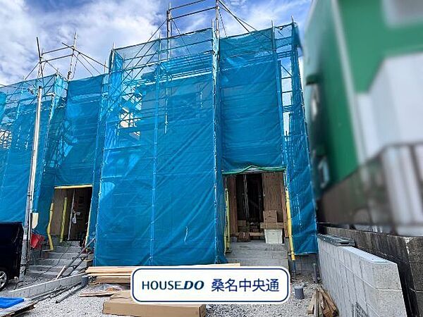 スーパーやドラッグストアまで車で約5分なので、毎日の買い物が楽ですね。（2026年8月11日撮影）