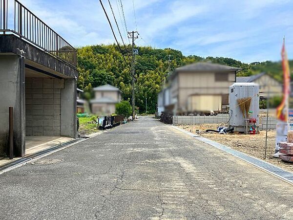幅員約4.9mです。普通車が1台通れる幅です。大型車の通行が少ないので、振動や騒音が抑えられます。