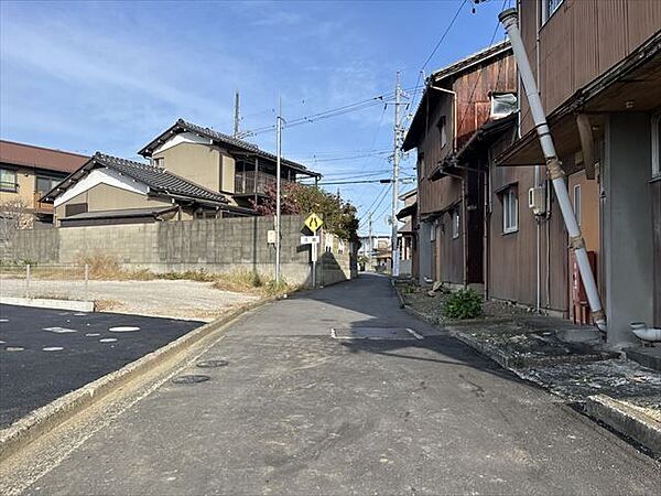 幅員約2.1mの前面道路です。セットバックが必要となりますが、道路幅が広がるので車の出し入れもしやすくなりますね。（2025年11月7日　撮影）