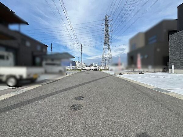幅員約6mです。道路幅にゆとりがあるので車種を選びません。大きい車を乗りたい方にもオススメです。（2026年6月28日撮影）
