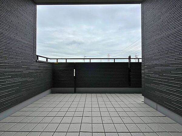 急に雨が降っても安心のインナーバルコニーです。洗濯物が気持ちよく乾かせそうですね。（2026年6月28日撮影）