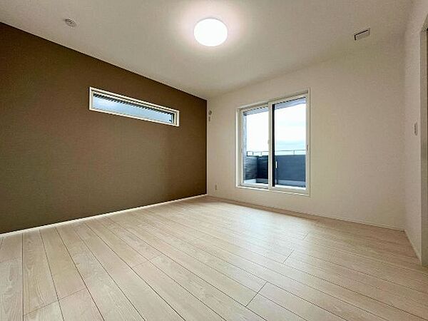 8帖の洋室は主寝室におすすめです。広いWICがあるのでお部屋は広々使えます。（2026年6月28日撮影）