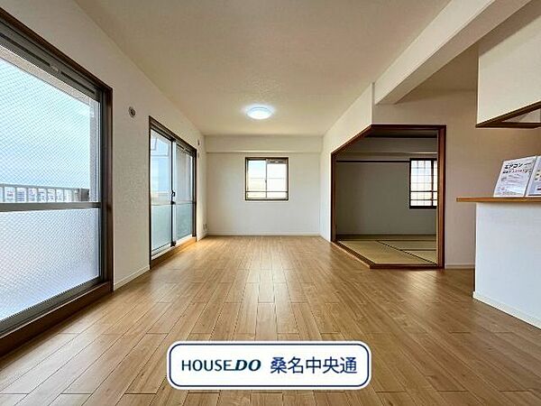 角部屋なので南側には大きな窓、西側にも各部屋に窓があり、夕方まで明るいお部屋です。（26.6.30撮影）