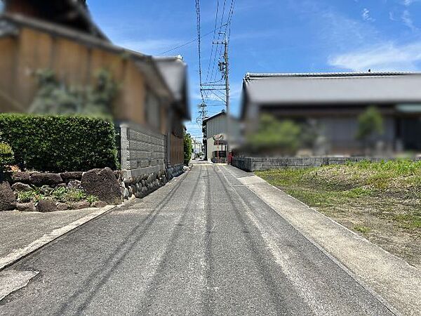 幅員約2.3mの前面道路です。セットバックが必要な道路となります。大型車が入ってこれないので、騒音などの心配はありません。（2026年7月3日撮影）