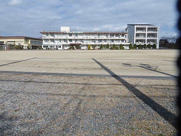川越南小学校　太陽光発電設備があるエコスクール。バリアフリー化でエレベータ、多目的トイレもある学校です。 660m