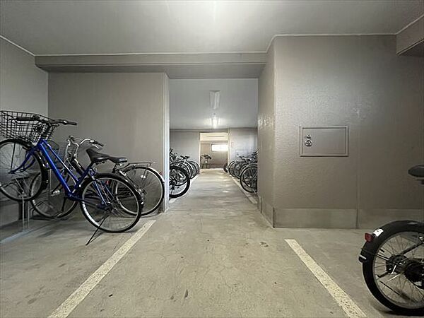 屋内にあるため、雨・風・直射日光から自転車を保護できます（2025年9月19日　撮影）