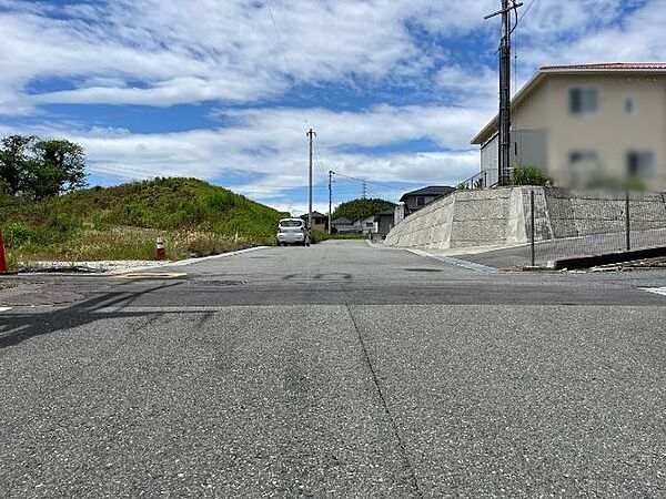 側溝を除いて7.2ｍの幅員があります。普通車同士が余裕をもってすれ違うことができます。