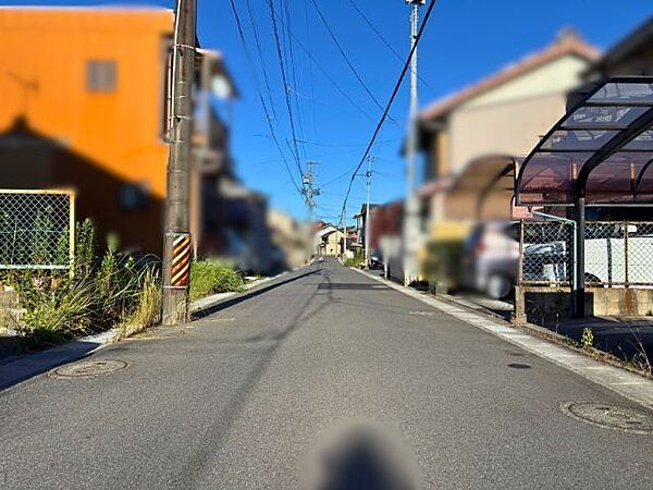 幅員約5.3mの前面道路です。車がすれ違うのに安心な道幅です。直線で見通しもいいですね。（2026年8月7日撮影）