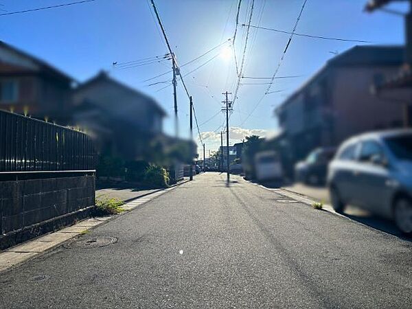 幅員約5.3mの前面道路です。2台の車がすれ違うことが出来る道幅です。車の出し入れもゆったりとする事が出来ます。（2026年8月7日撮影）