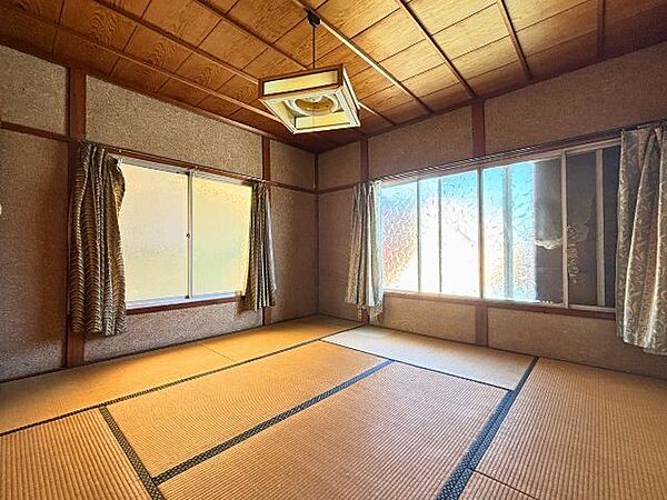 2階南側にある8帖の日当たりの良い和室です。押入があるのでお部屋を広く使えます。（2026年8月7日撮影）