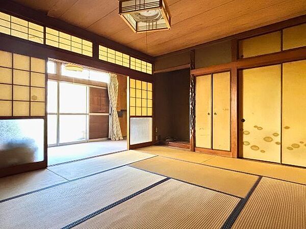 10帖の和室です。縁側も合わせるとさらに広くなりますね。窓が大きく、明るくすごせるお部屋です。（2026年8月7日撮影）