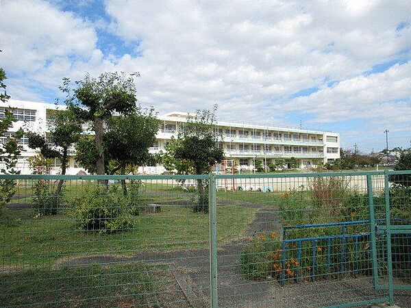 立教小学校　三岐鉄道北勢線「西桑名駅」から立教小学校まで徒歩約16分。学校の近くには九華公園があり、自然豊かな地域です。 360m
