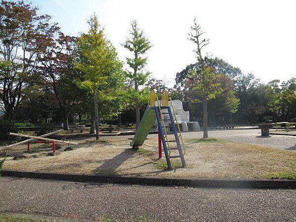 貝塚公園　園内には日本庭園や、一般的な遊具、トイレなども完備されています。その他、「桑名空襲慰霊の碑」が建立されています。 240m