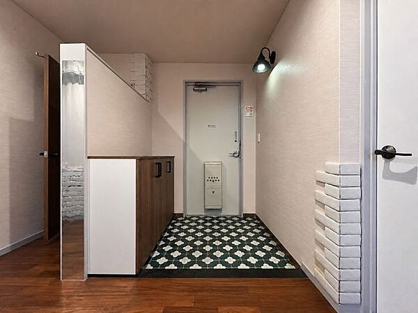 腰高のシューズボックスは靴をしまうだけでなく、小物を飾ったり、荷物の一時置きもできます。※AIによる物消し加工を行っています（2026年8月4日撮影）