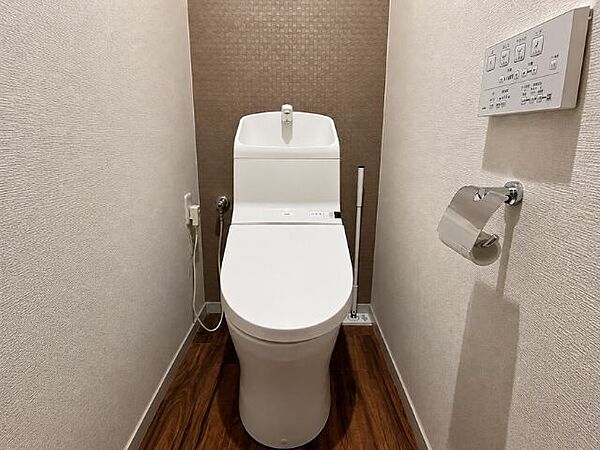 凹凸の少ないトイレはお掃除が楽々です。いつも清潔を保てます。※AIによる物消し加工を行っています（2026年8月4日撮影）