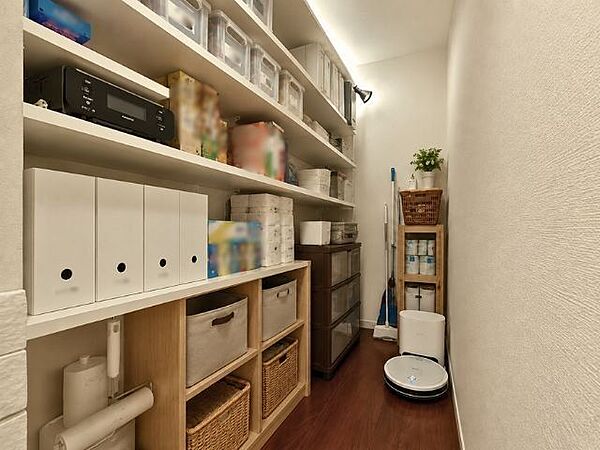 LDKに備えられたパントリーです。ストック品や掃除用具、家電までまとめてしまっておけます！※AIによる物消し加工を行っています（2026年8月4日撮影）