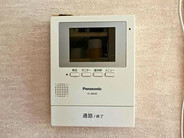 相手のお顔が見えるモニター付きインターホンは安心して対応ができますね。