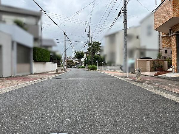 車道の両側に歩道が設けられていて、歩行者も車も安心して通行できます。（2026年8月4日撮影）