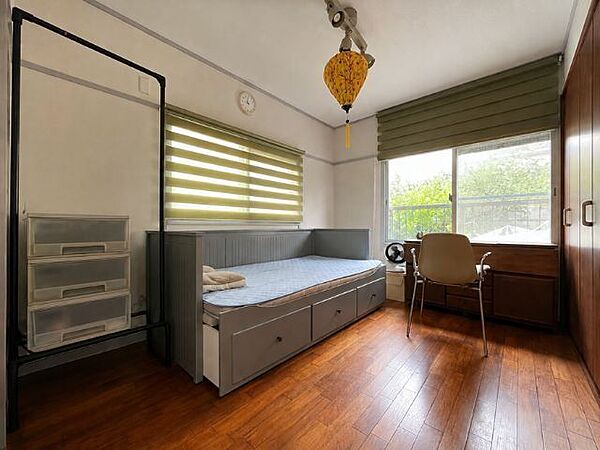 南東側の洋室は角部屋なので2面に窓があり、朝から明るくすごせるお部屋です。※AIによる物消し加工を行っています（2026年8月4日撮影）