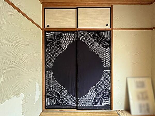 布団や季節物の収納に便利な押入があり、お部屋をいつでもすっきり保てます。（2026年8月4日撮影）