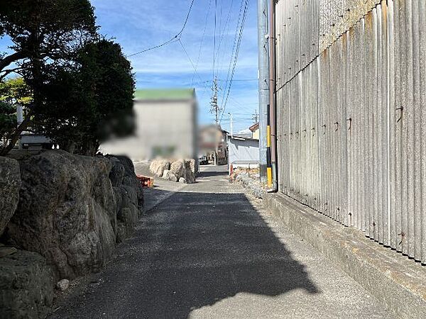 通れる車が限られ交通量が少ないため、歩行者に安心な道です。（2026年8月18日撮影）
