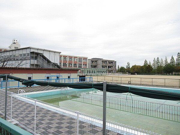 大山田東小学校　大山田第三公園と第四公園の間にあり、隣には陵成中学校があります。 910m