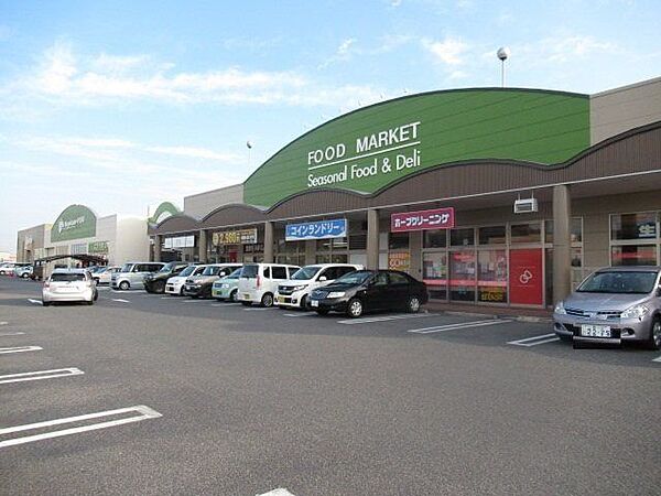 Ichigokan+PLUS　桑名陽だまり店　敷地が広く、食料品の他、日用品、電化製品、衣類など品ぞろえ豊富。焼き立てのパンは種類が多く魅力的。【営業時間】9：00～22：00 860m