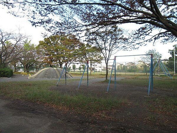 大山田第四公園　公園のほとりには渡り鳥、鯉、亀などがいる池があります。池の周りが遊歩道になっているため散歩、ウォーキングに最適です。 620m