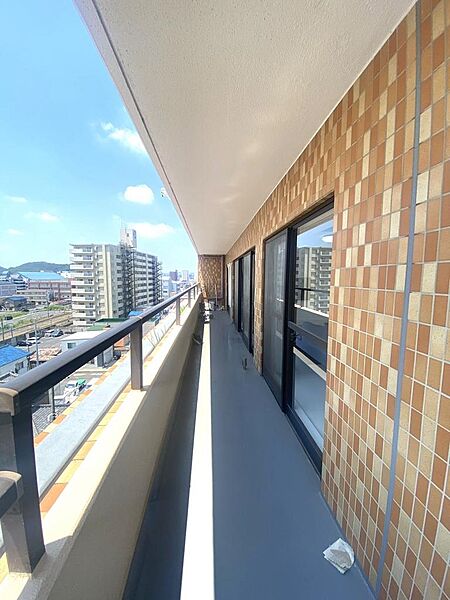 バルコニーは大きな窓に面しており、室内に豊かな採光と滑らかな通風を届ける重要な役割を果たします。手すり壁が設置され前面の開けた景色を安全に眺められる、角住戸ならではの贅沢な設計です。