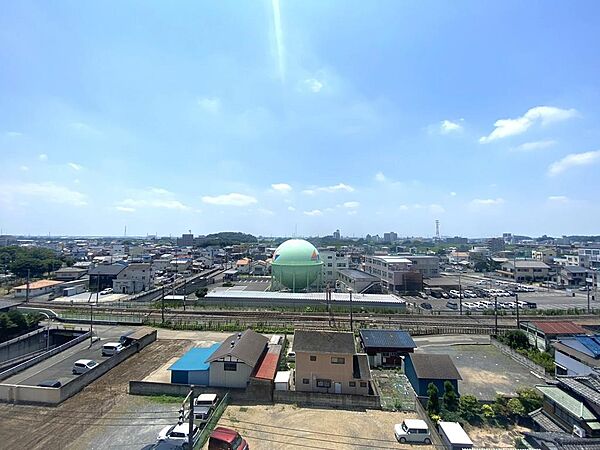 マンション8階部分からの開けた爽快な眺望が魅力です。周囲に視界を遮る高い建物が少なく、遠くまで見渡せる開放的な景色を楽しみながら、花火大会も楽しめます。