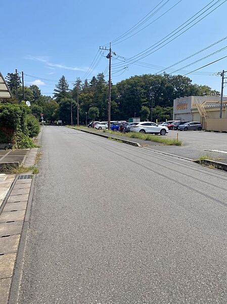 前面道路は舗装整備されており駐車も楽々。落ち着いた住環境で、毎日の車移動やお子様の通学時も過ごしやすい道路です。