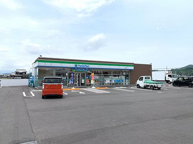 【コンビニエンスストア】ファミリーマート　松山和気店まで1095ｍ