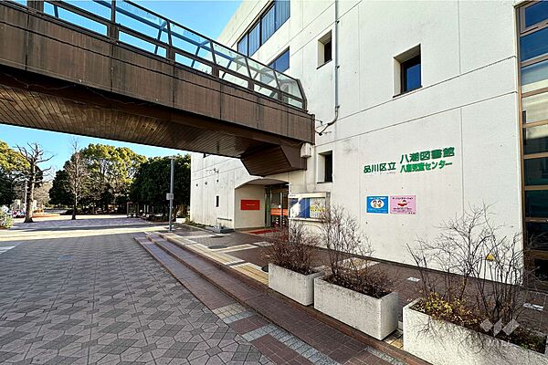 八潮図書館の外観