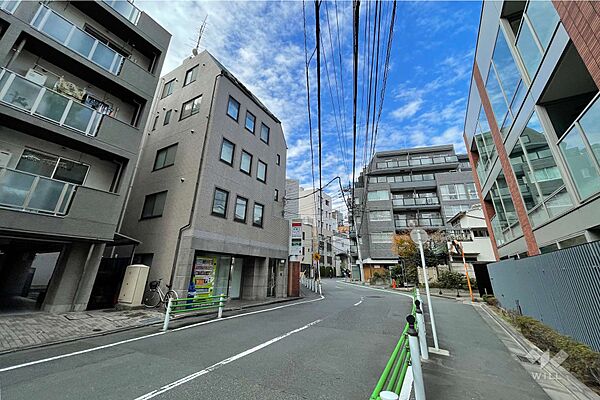 敷地の南西側前面道路（南東側から）