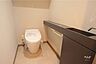 トイレ：トイレ温水洗浄便座・手洗い付きです！収納棚もあるので、掃除用具など生活感を隠すことができます。
