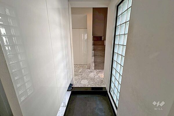 玄関。採光が取れており、明るい玄関ですね。収納も豊富です。