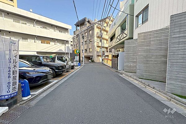 物件の南側前面道路（西側から）。車通りは少なく、駅への利便性は確保されつつも落ち着いた暮らしができます。