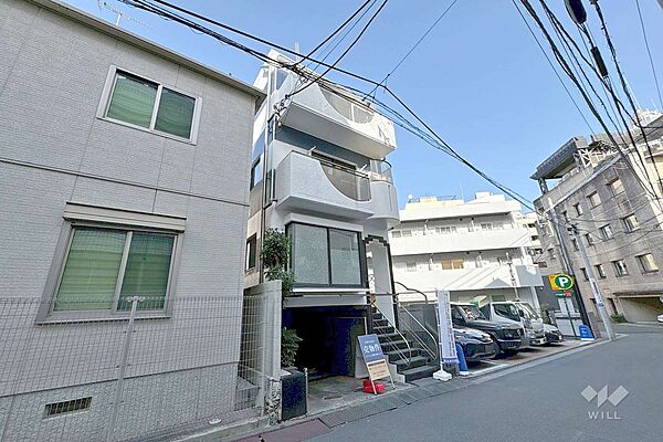 南西側からの外観。建物面積138?のRC造。店舗や事務所利用としても適した立地です。
