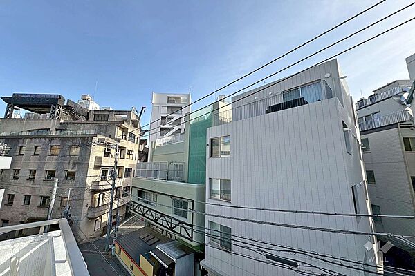 バルコニーからの眺め（南東方向）。採光も良好で、目の前に視界を遮るものもございません。