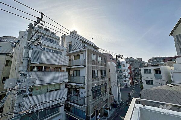 バルコニーからの眺め（南西方向）。晴れた日には洗濯物も干せますね。