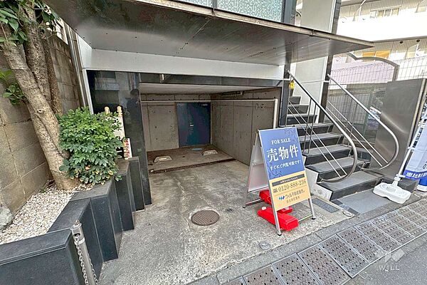 物件の駐車スペース。道路幅員が約5.4mで車も駐車しやすいですね。