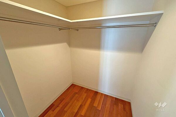 ウォークインクロゼット。お洋服や趣味のお荷物が多い方にも安心してお使い頂けます。