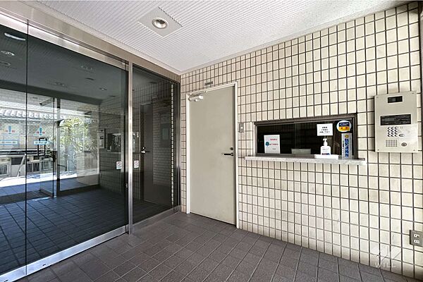 エントランスはオートロック付きです。