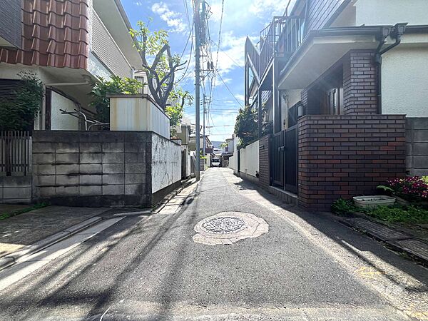 物件の南側前面道路（西側から）