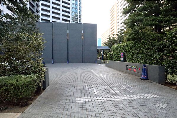 駐車場の出入り口。2階「フォレストカフェ」「フィットネス」、40階「スカイビューラウンジ」など日常を彩る充実の設備。