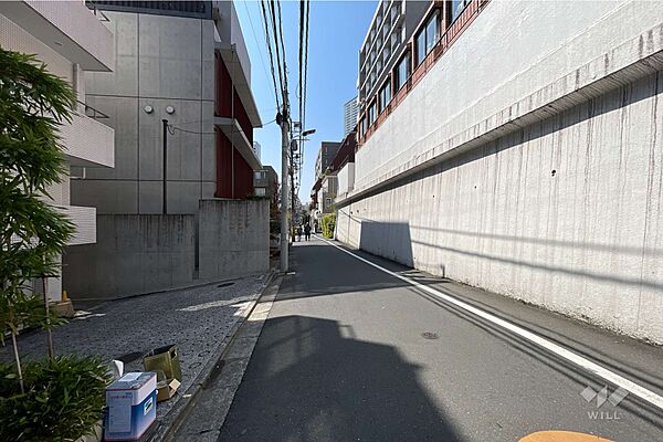 敷地南側の前面道路（東側から）