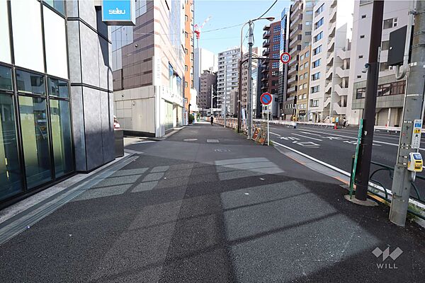 敷地北東側の前面道路（南側から）