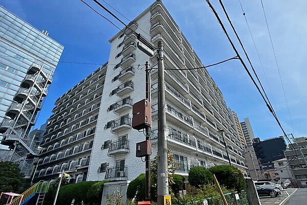 秀和目黒駅前レジデンスの外観（南西側から）